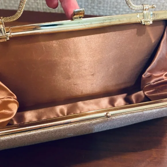 🌟HP🌟VTG 1960s Gold Lamé Top Handle Evening Bag Made in USA - Picture 5 of 9